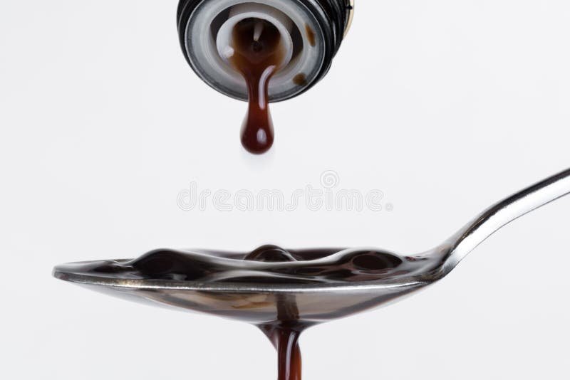 gocce di aceto balsamico su un cucchiaio