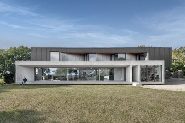 grafico ascendente con una casa sullo sfondo