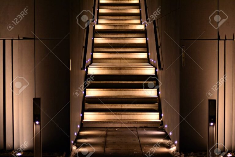 illustrazione di scale condominiali illuminate