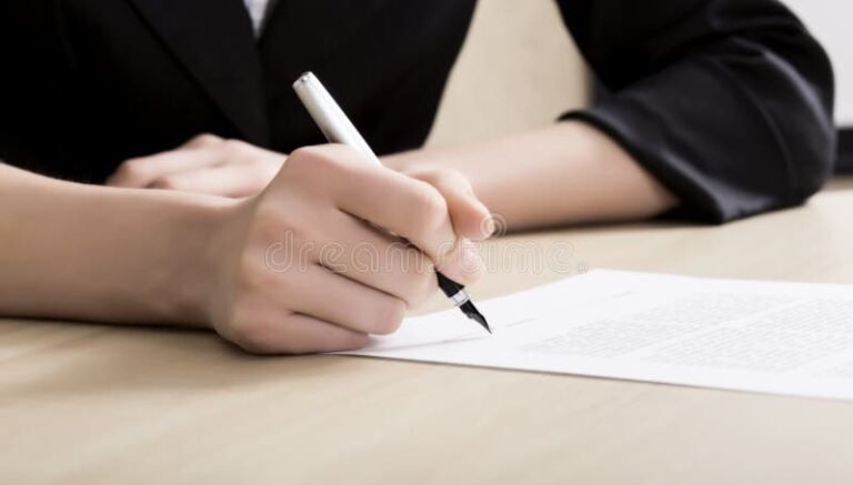 immagine di una mano che firma su carta