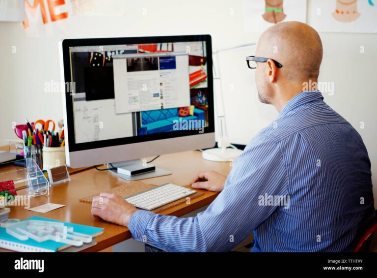 Come posso leggere la mia PEC di Aruba in modo semplice e veloce 1 immagine di una persona che usa un computer