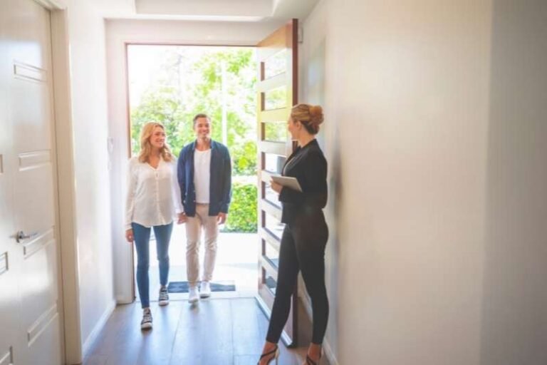 inquilini felici in un appartamento accogliente