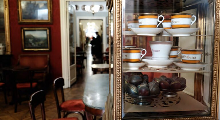 interno affascinante di un caffe romano