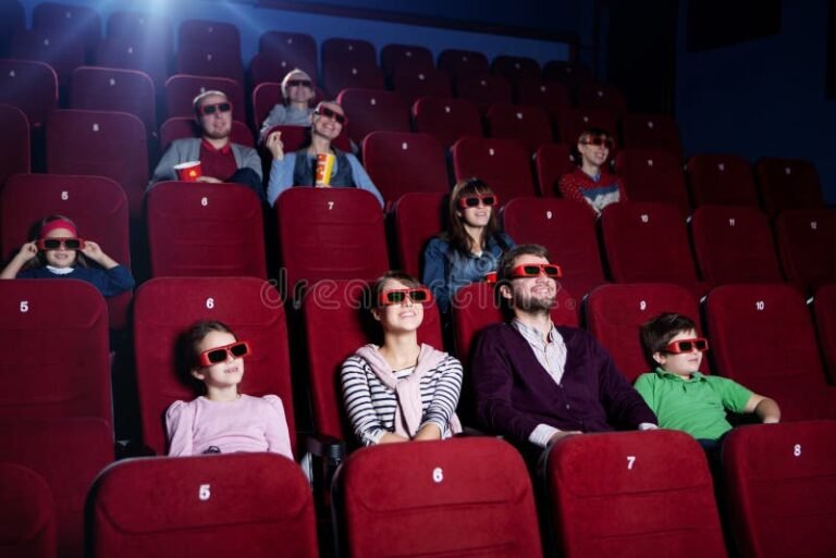 interno di un cinema con persone che guardano