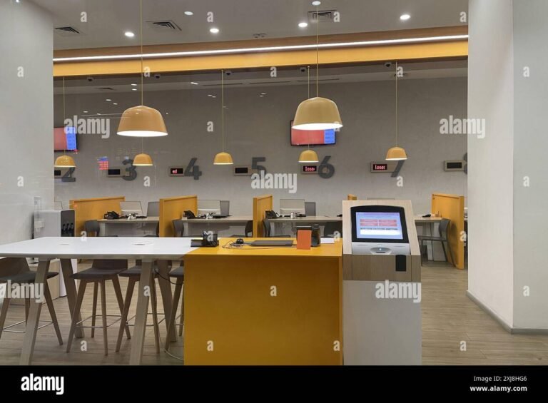 interno moderno di un centro servizi bancari