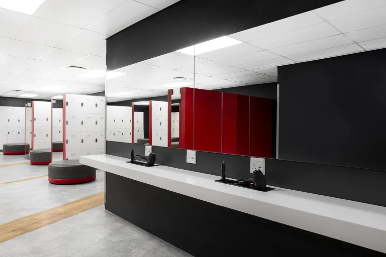 interno moderno di una palestra virgin active