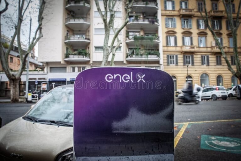logo di enel con sfondo urbano