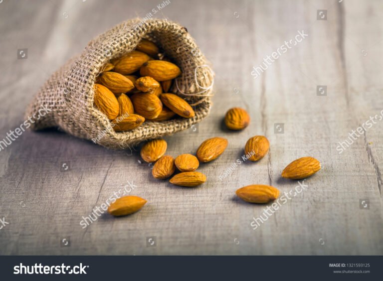 mandorle in un sacchetto di juta