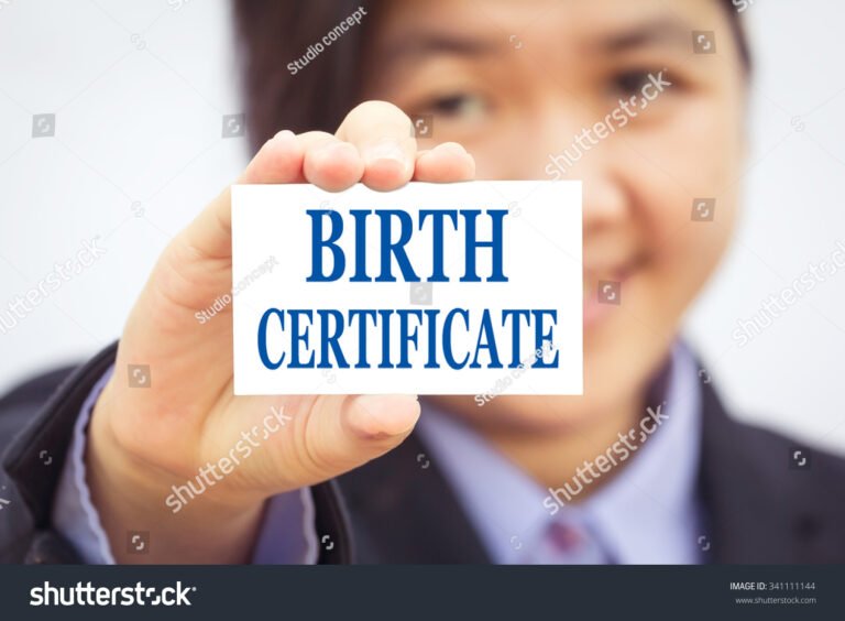 mano che tiene un certificato di nascita