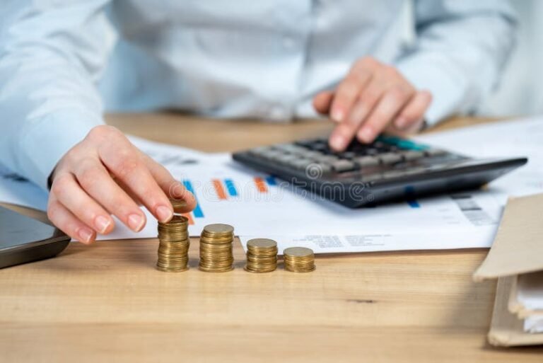 Che cos'è la flat tax e come funziona nel sistema fiscale italiano 32 monete e fatture su una scrivania