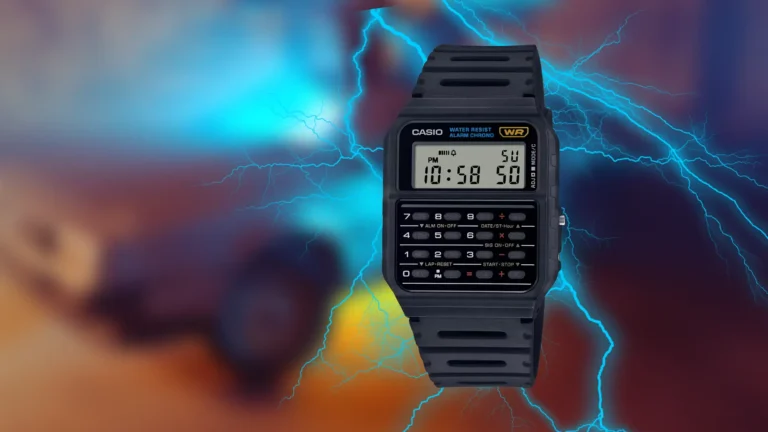 orologio con calcolatrice su sfondo neutro