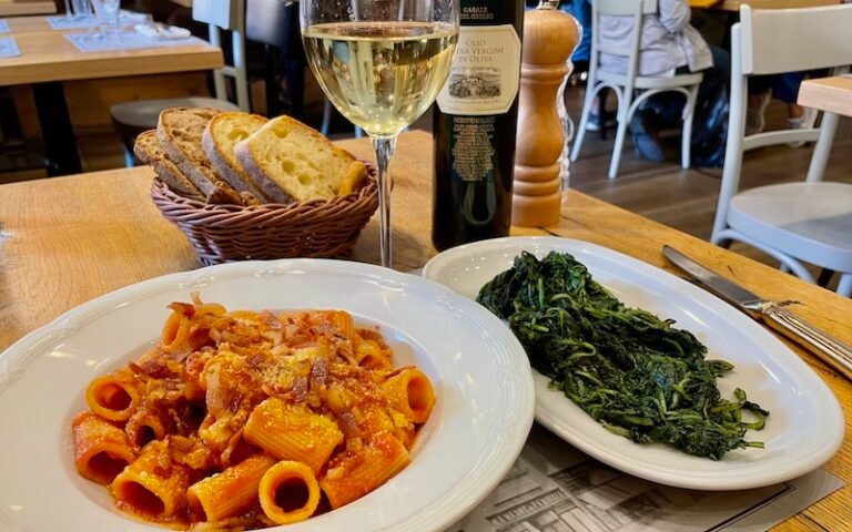 osteria romana con piatti tradizionali e vino