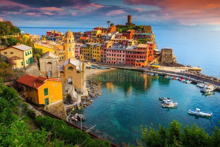 Quali sono le migliori attrazioni da visitare a Cinque Terre La Spezia 22 panorama colorato delle case di vernazza