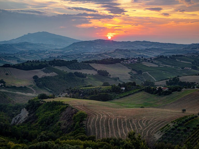 Quali attrazioni turistiche offre Colli del Tronto e Villa Picena 51 panorama dei colli del tronto al tramonto