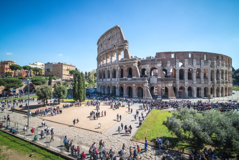 panorama del colosseo con musei circostanti