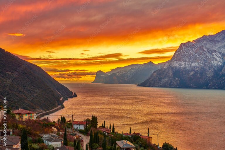 panorama del lago di garda al tramonto