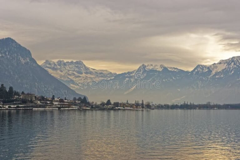 panorama del lago di ginevra al tramonto