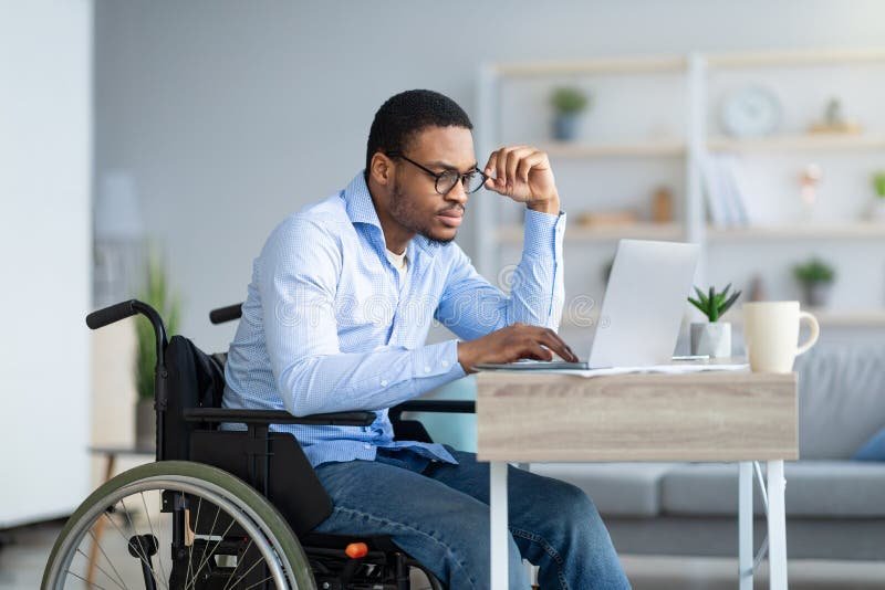 Come Posso Guadagnare Soldi Da Casa Facendo Lavori Online 1 persona che lavora al computer a casa