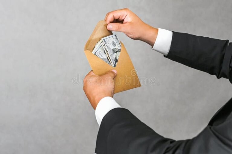 Come si richiede il TFR dopo essere stati licenziati 48 persona che riceve una busta con denaro