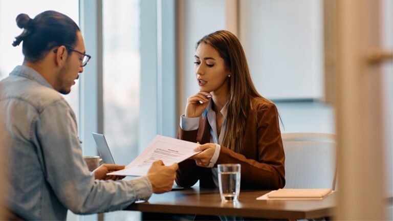 Quando Hai Diritto Alla Disoccupazione Ecco Tutte le Informazioni Necessarie! 53 persone che cercano lavoro in un ufficio