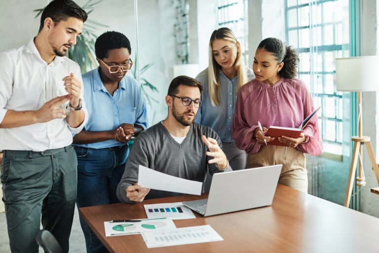 persone che collaborano in un ambiente creativo