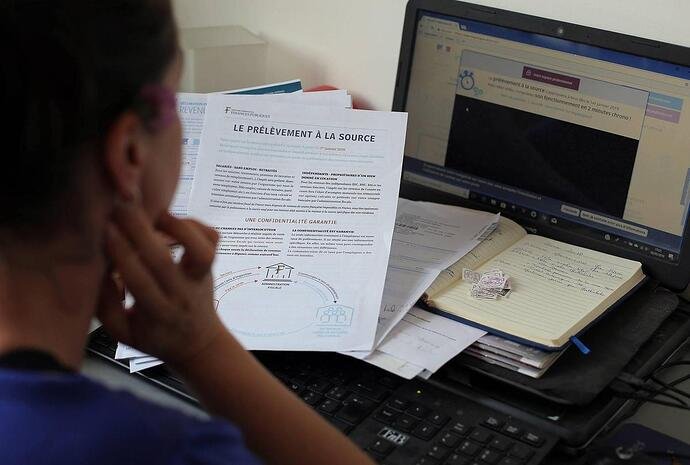 persone che compilano moduli fiscali