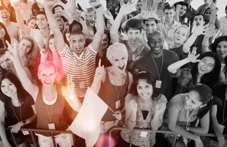 persone che partecipano a un evento comunitario