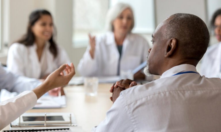 Come vengono pagate le malattie Scopri tutto sulla copertura sanitaria! 12 persone che ricevono assistenza sanitaria insieme