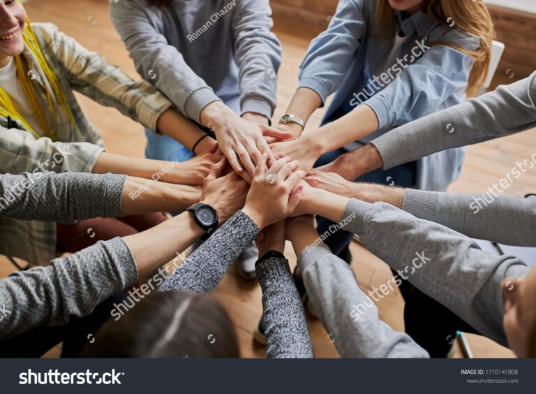 Come Posso Acquisire Nuovi Clienti Per La Mia Attività 39 persone che stringono la mano in un incontro