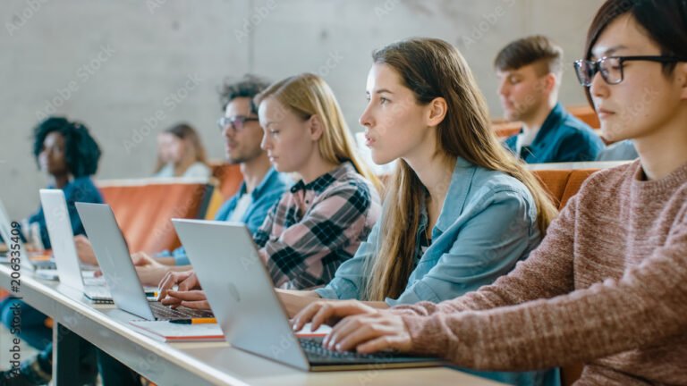 Quale corso scegliere per trovare lavoro rapidamente e con successo 44 persone che studiano in unaula moderna