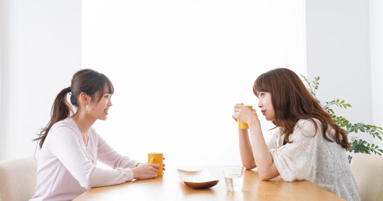 persone in conversazione profonda e sincera