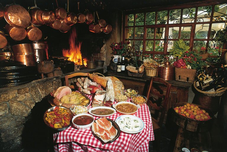 Quali Sono I Piatti Tipici Da Provare In Valle D'Aosta 2 piatti tradizionali valdostani in un ristorante