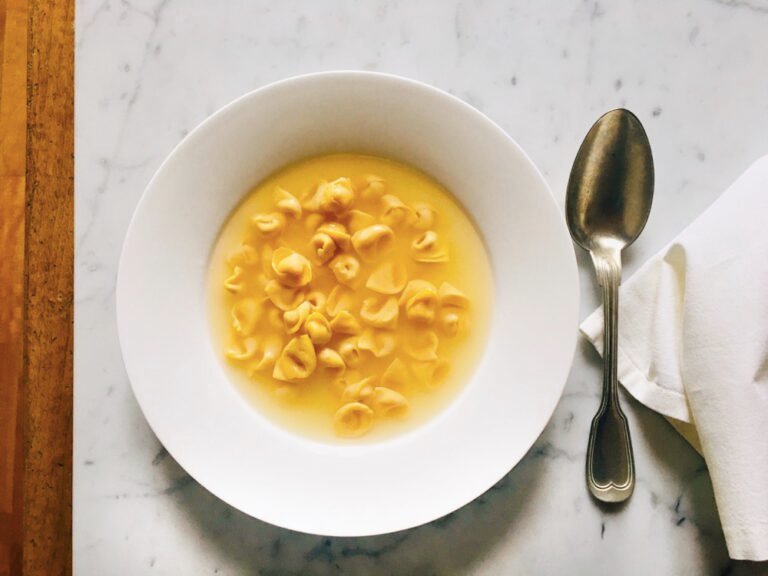 Quali piatti tipici puoi gustare alla Taverna dei Servi di Modena 2 piatto di tortellini in brodo tradizionale