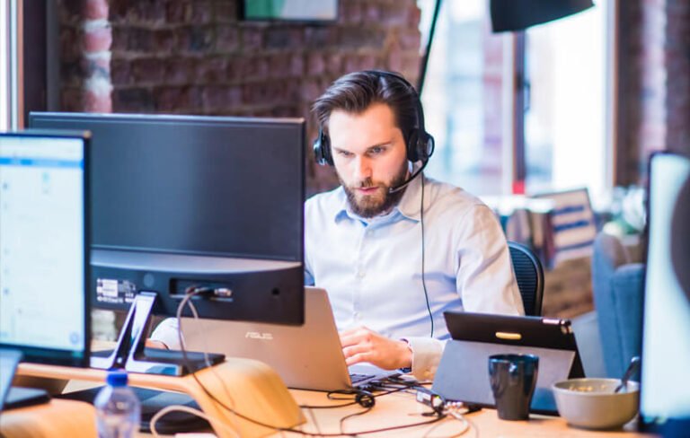 Qual è lo stipendio netto medio nel settore della cyber security 16 professionista it che lavora al computer