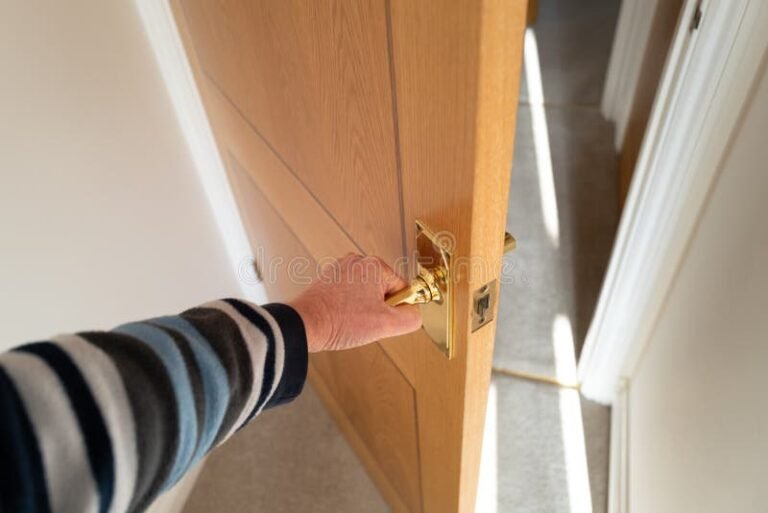 proprietario di casa che apre una porta