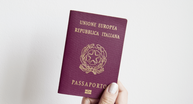 rappresentazione di un passaporto europeo con italia