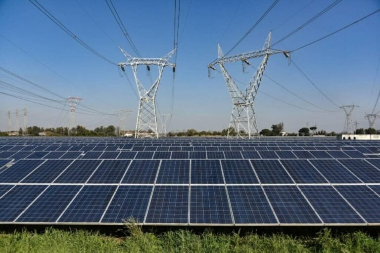 Cosa Devi Sapere Sul Mercato Libero Dell'Energia In Italia 23 rete elettrica italiana con pannelli solari