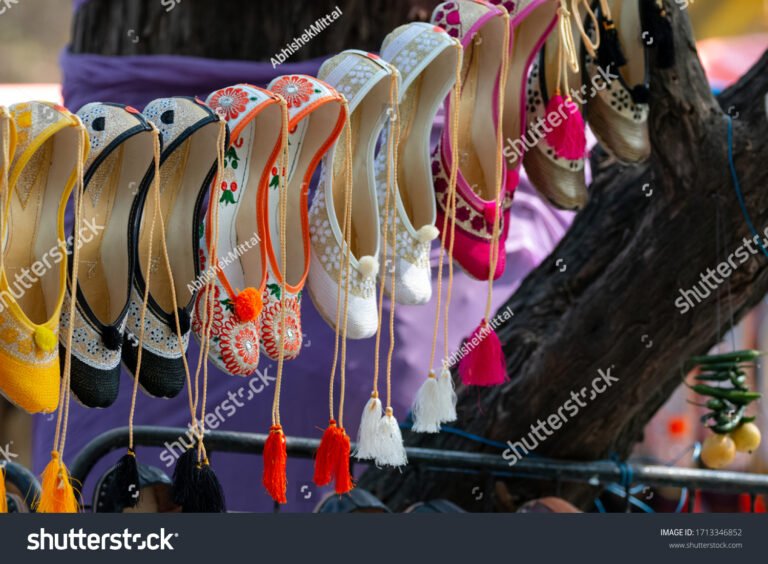 scarpe colorate esposte in fiera