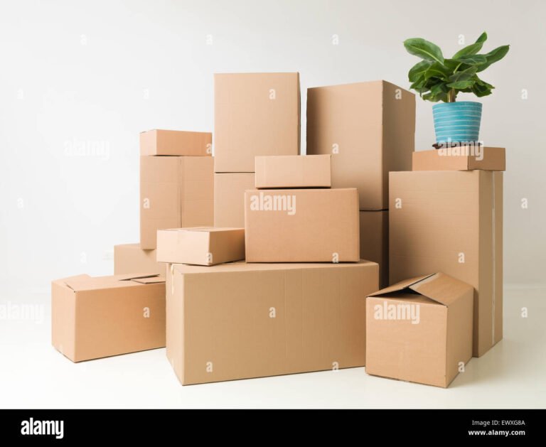 scatole impilate pronte per il trasloco