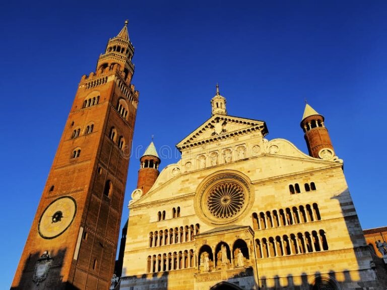 scorcio del duomo di cremona al tramonto