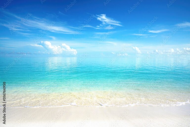 spiaggia di sabbia bianca e cielo azzurro