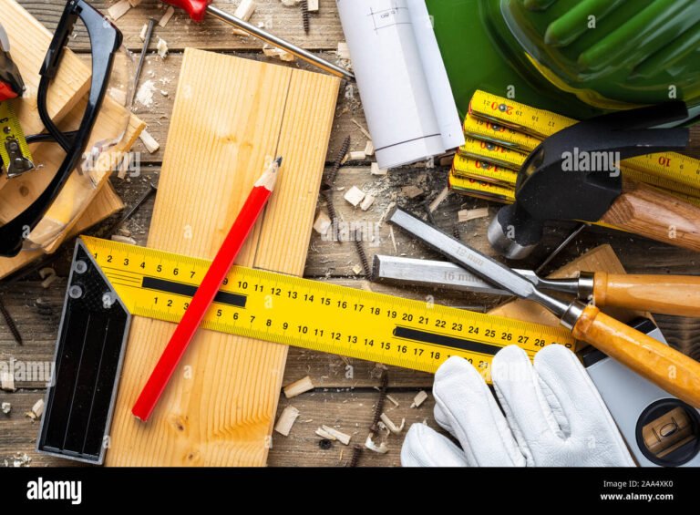 Quali sono i principali elementi del prezzario delle opere edili 15 strumenti da cantiere su una superficie di lavoro