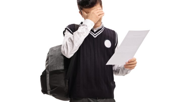 studente che compila una domanda di borsa