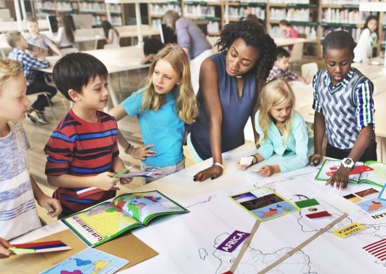 Cosa puoi fare con un diploma in ragioneria e perito commerciale 1 studenti in aula con materiali di studi