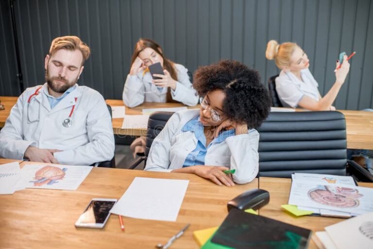 Quali corsi e opportunità offre Enaip di Busto Arsizio 47 studenti in aula durante una lezione pratica