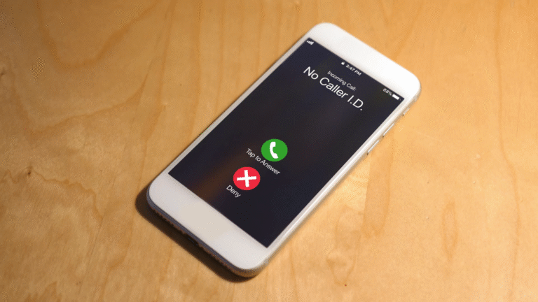 Qual è il numero verde dell'associazione dei consumatori per assistenza 1 telefono che squilla su una scrivania