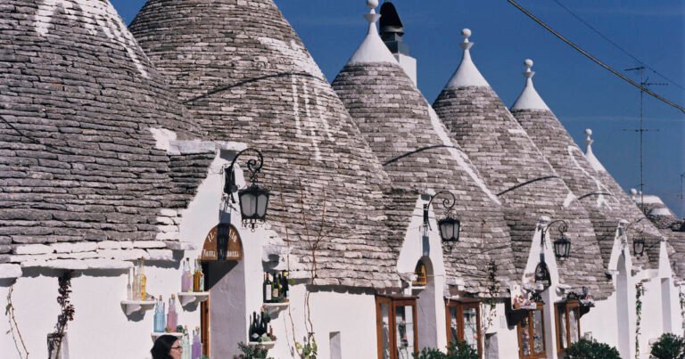 Cosa Sono i Trulli di Albero Bello e Perché Sono Così Importanti 1 trulli con tetti conici in un paesaggio