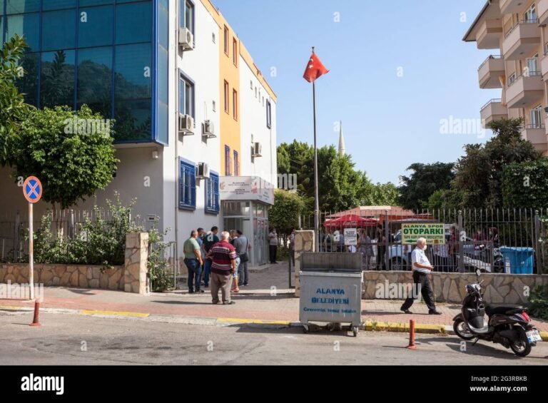 Come posso effettuare una consultazione dei dati catastali presso l'Agenzia delle Entrate 49 ufficio catastale con persone in attesa