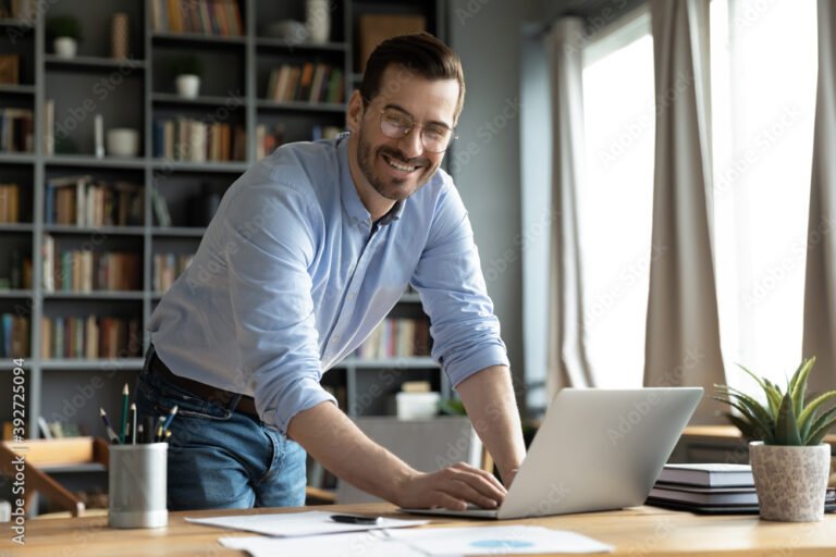 ufficio moderno con giovani imprenditori al lavoro