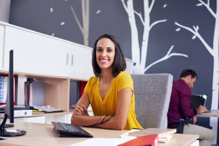 Come può il customer care migliorare le vendite nel settore e-commerce 1 un addetto al customer care al computer